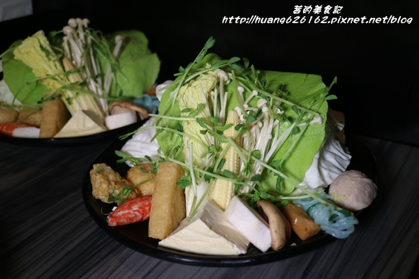 好食多涮涮屋(大安店)：【台北大安區】東區鍋物推薦『好食多涮涮屋大安店』大推無骨牛小排/極黑和牛/天使紅蝦/日本北海道干貝