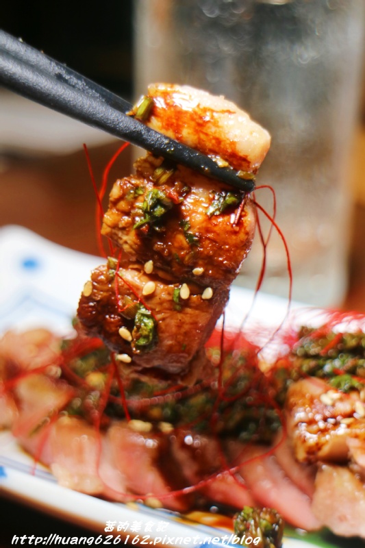 香聚餐酒館:【台北大安區】東區餐酒館推薦『香聚餐酒館 The Dainties Bistro』必點日式料理丼飯/燒烤 鮮烤透抽(青醬)、手作鮮魚一夜干、烤豬五花私房辣味....每一道料理都非常下酒好吃~