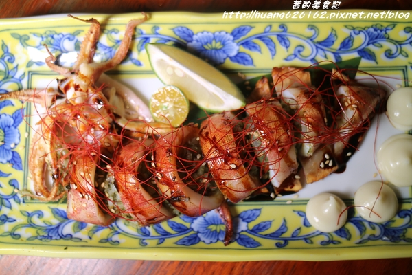 香聚餐酒館:【台北大安區】東區餐酒館推薦『香聚餐酒館 The Dainties Bistro』必點日式料理丼飯/燒烤 鮮烤透抽(青醬)、手作鮮魚一夜干、烤豬五花私房辣味....每一道料理都非常下酒好吃~