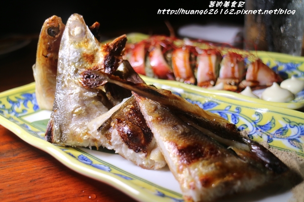 香聚餐酒館:【台北大安區】東區餐酒館推薦『香聚餐酒館 The Dainties Bistro』必點日式料理丼飯/燒烤 鮮烤透抽(青醬)、手作鮮魚一夜干、烤豬五花私房辣味....每一道料理都非常下酒好吃~