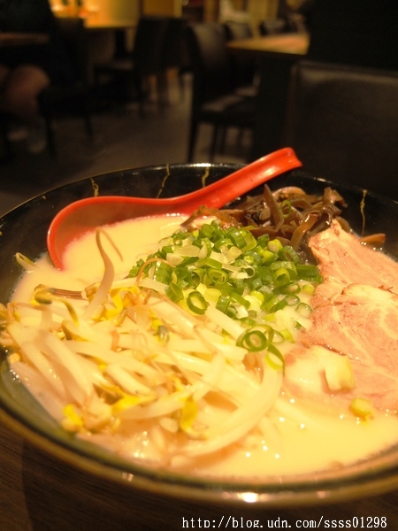 大海拉麵(高雄店):【美食特搜。高雄前鎮區】大海拉麵(高雄店)。高人氣好評!湯頭濃郁 道地福岡博多拉麵 不用去日本也吃的到喔!