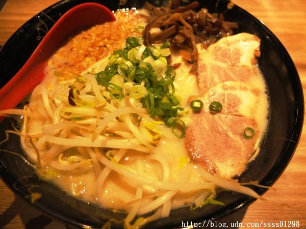 大海拉麵(高雄店):【美食特搜。高雄前鎮區】大海拉麵(高雄店)。高人氣好評!湯頭濃郁 道地福岡博多拉麵 不用去日本也吃的到喔!