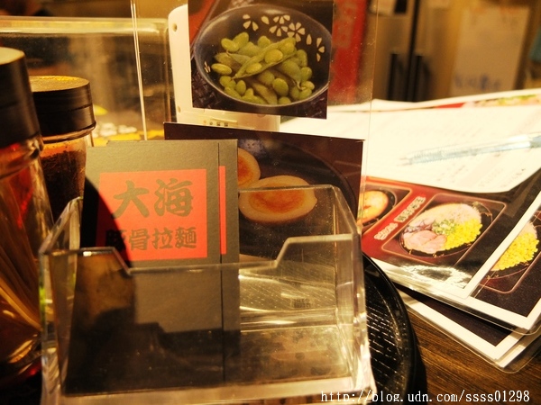 大海拉麵(高雄店):【美食特搜。高雄前鎮區】大海拉麵(高雄店)。高人氣好評!湯頭濃郁 道地福岡博多拉麵 不用去日本也吃的到喔!