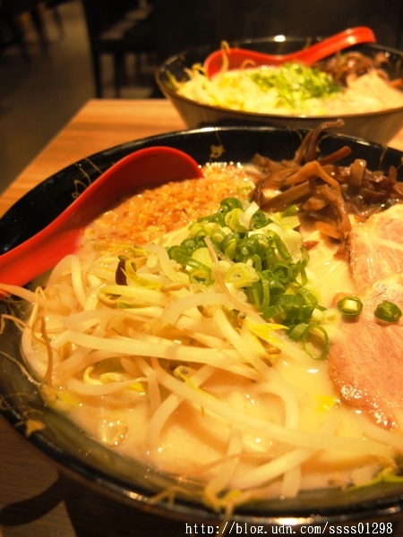 大海拉麵(高雄店):【美食特搜。高雄前鎮區】大海拉麵(高雄店)。高人氣好評!湯頭濃郁 道地福岡博多拉麵 不用去日本也吃的到喔!