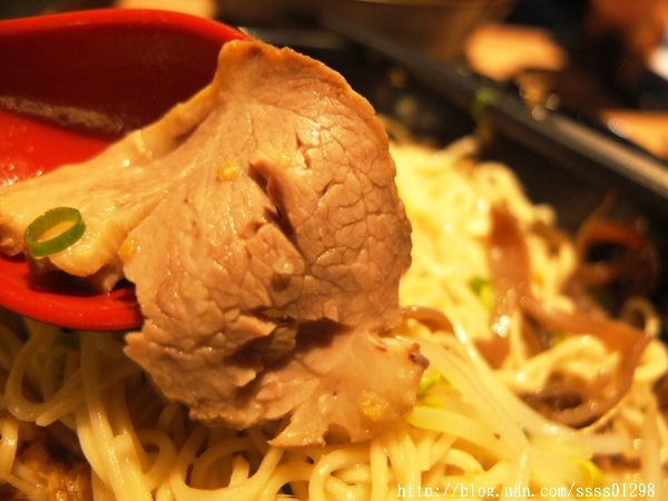 大海拉麵(高雄店):【美食特搜。高雄前鎮區】大海拉麵(高雄店)。高人氣好評!湯頭濃郁 道地福岡博多拉麵 不用去日本也吃的到喔!