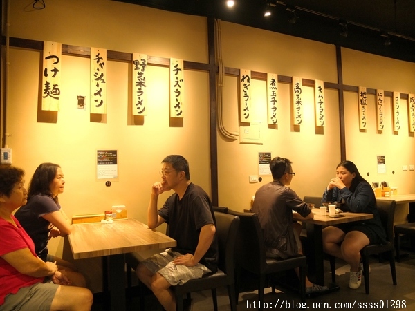 大海拉麵(高雄店):【美食特搜。高雄前鎮區】大海拉麵(高雄店)。高人氣好評!湯頭濃郁 道地福岡博多拉麵 不用去日本也吃的到喔!