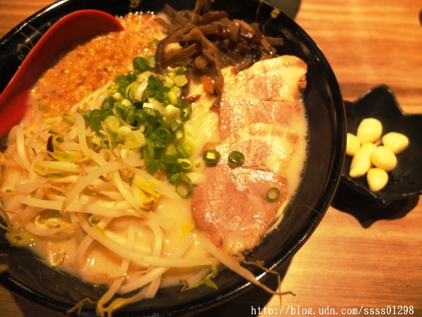 大海拉麵(高雄店):【美食特搜。高雄前鎮區】大海拉麵(高雄店)。高人氣好評!湯頭濃郁 道地福岡博多拉麵 不用去日本也吃的到喔!