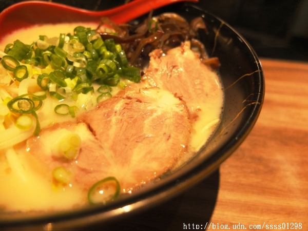 大海拉麵(高雄店):【美食特搜。高雄前鎮區】大海拉麵(高雄店)。高人氣好評!湯頭濃郁 道地福岡博多拉麵 不用去日本也吃的到喔!