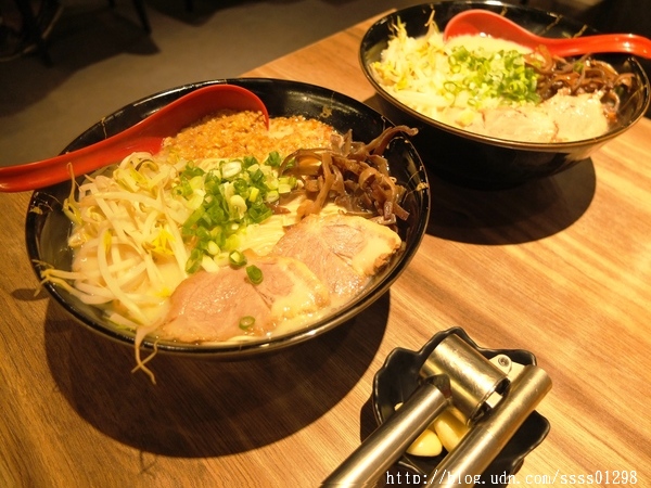 大海拉麵(高雄店):【美食特搜。高雄前鎮區】大海拉麵(高雄店)。高人氣好評!湯頭濃郁 道地福岡博多拉麵 不用去日本也吃的到喔!