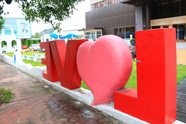 King Bridge Hotel 橋王花園酒店：【台中景點】大坑風景區新亮點~橋王花園酒店/L❤VE造景/幸福航站愛情概念館/戶外婚禮或婚紗拍攝的幸福的國度