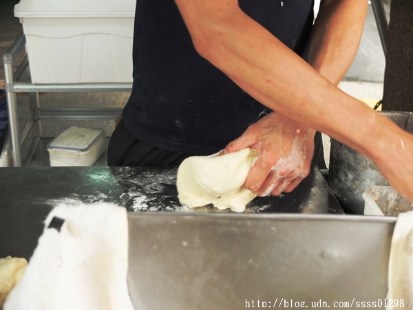 上海老爹蔥肉煎餅:【美食特搜。台南新化區】上海老爹蔥肉煎餅。新化老街美食 純手工美味 單賣蔥肉煎餅屹立40多個年頭