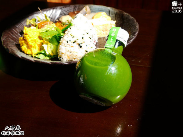 抹茶拿鐵酒：八咫鳥抹茶拿鐵酒，恬適的味道，還能淋在冰淇淋上頭，抹茶控必喝～