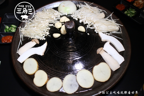 三角三金蔘燉雞湯(府中店)：板橋韓式料理『三角三-府中店』韓式燒烤/大鍋蓋烤肉/捷運府中站