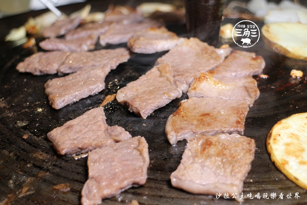 三角三金蔘燉雞湯(府中店)：板橋韓式料理『三角三-府中店』韓式燒烤/大鍋蓋烤肉/捷運府中站