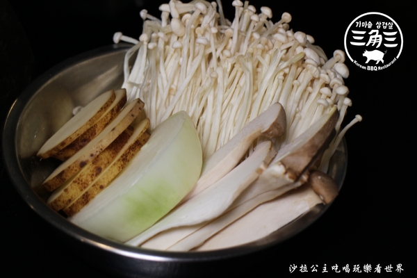 三角三金蔘燉雞湯(府中店)：板橋韓式料理『三角三-府中店』韓式燒烤/大鍋蓋烤肉/捷運府中站