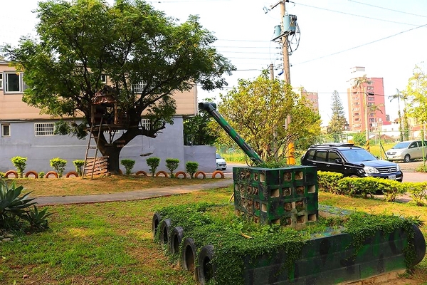 晴心樹屋：【新竹景點】戰車公園內的晴心樹屋~IG熱門打卡景點小小的祕密基地，真的小小的，千萬不要來喔^^