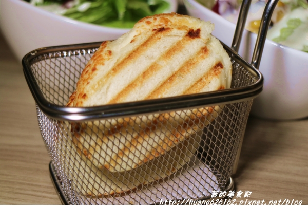 轉角198號咖啡 Corner No.198 Cafe:【[新北三重區】三重義式料理推薦 『轉角198號咖啡 Corner No.198 Cafe』義大利麵/排餐/燉飯/帕尼尼/鬆餅/咖啡/不收服務費/捷運徐匯中學