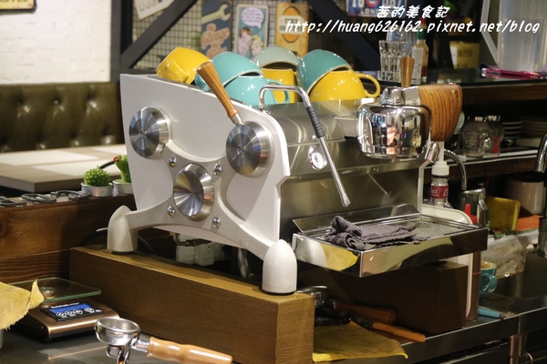 轉角198號咖啡 Corner No.198 Cafe:【[新北三重區】三重義式料理推薦 『轉角198號咖啡 Corner No.198 Cafe』義大利麵/排餐/燉飯/帕尼尼/鬆餅/咖啡/不收服務費/捷運徐匯中學