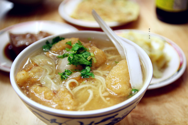 台南滷三塊：【台北市北投區。小吃】台南魯三塊 五花肉飯 近石牌捷運站 入口即化的古早味 北投晚餐消夜早餐