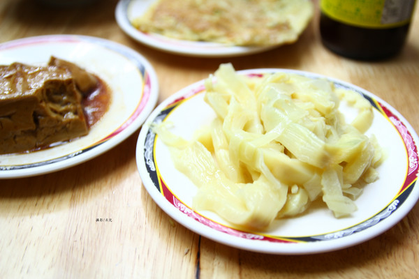 台南滷三塊：【台北市北投區。小吃】台南魯三塊 五花肉飯 近石牌捷運站 入口即化的古早味 北投晚餐消夜早餐