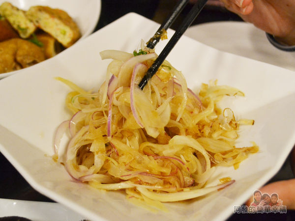 新宿食事處22-夾上些洋蔥絲沙拉