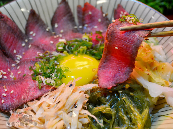 新宿食事處39-日出牛排丼-牛肉特寫