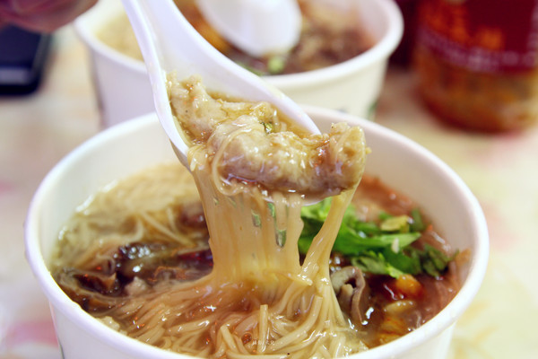 Ha婆蚵仔麵線手工餃子(延吉店):【台北市松山區。小吃】Ha 婆蚵仔麵線手工餃子(延吉店) 上班族與學生族群推薦外帶美食