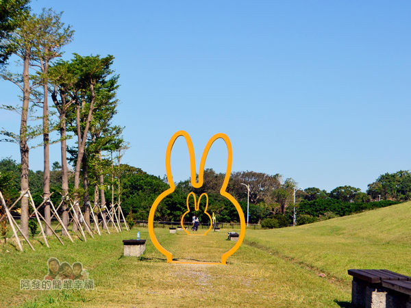 八里-十三行文化公園10-(11)米飛框區-3座米飛框直線排列