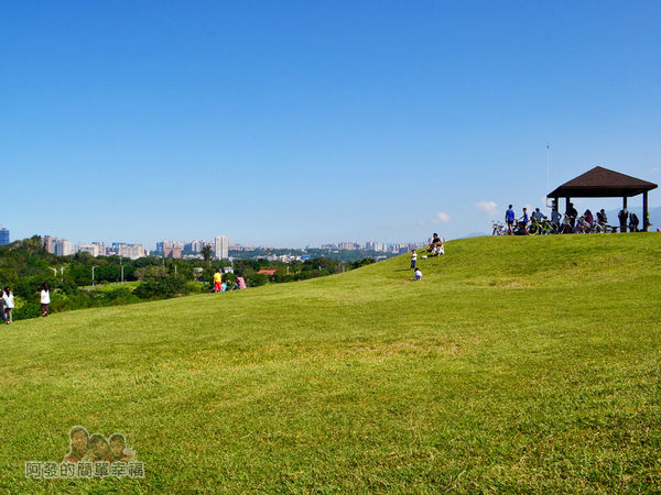 八里-十三行文化公園29-小山丘上的涼亭與草皮上嬉戲的小孩們