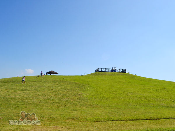 八里-十三行文化公園24-露營區前的小山丘景色有擎天崗的Fu