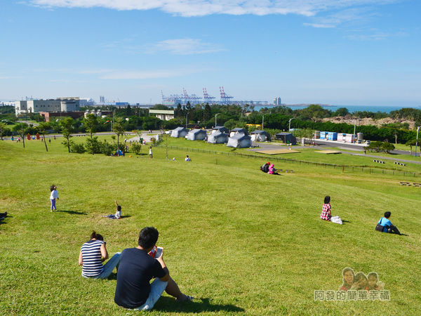 八里-十三行文化公園31-小山丘草皮上休憩的人們