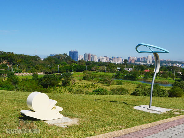 八里-十三行文化公園32-小山丘草皮上的風箏與划草造型裝置