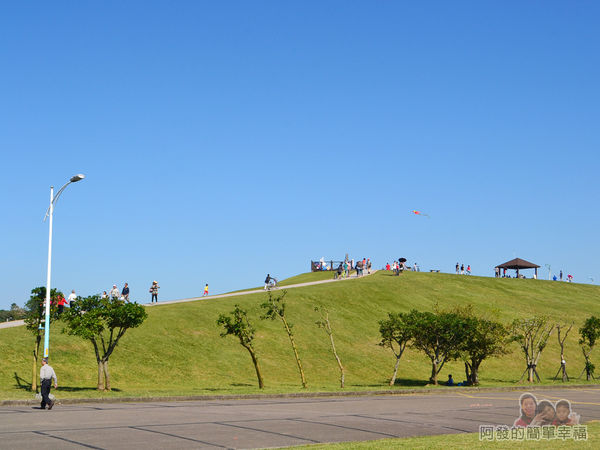 八里-十三行文化公園05-公園中央為一座小山丘