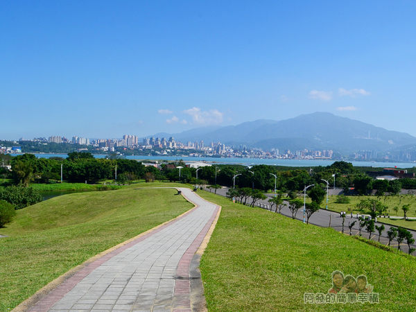 八里-十三行文化公園33-小山丘上往淡水景色