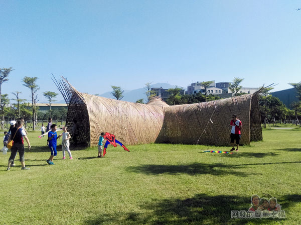 八里-十三行文化公園02-入口處草皮上的藤編涼亭