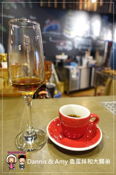 20161110《新竹平價咖啡店》歐客佬精品咖啡旗艦店 -新竹光華店x用銅板價品嚐好咖啡和美味甜點 ︱超奢華世界級藝伎咖啡相遇初體驗（影片） (35).jpg