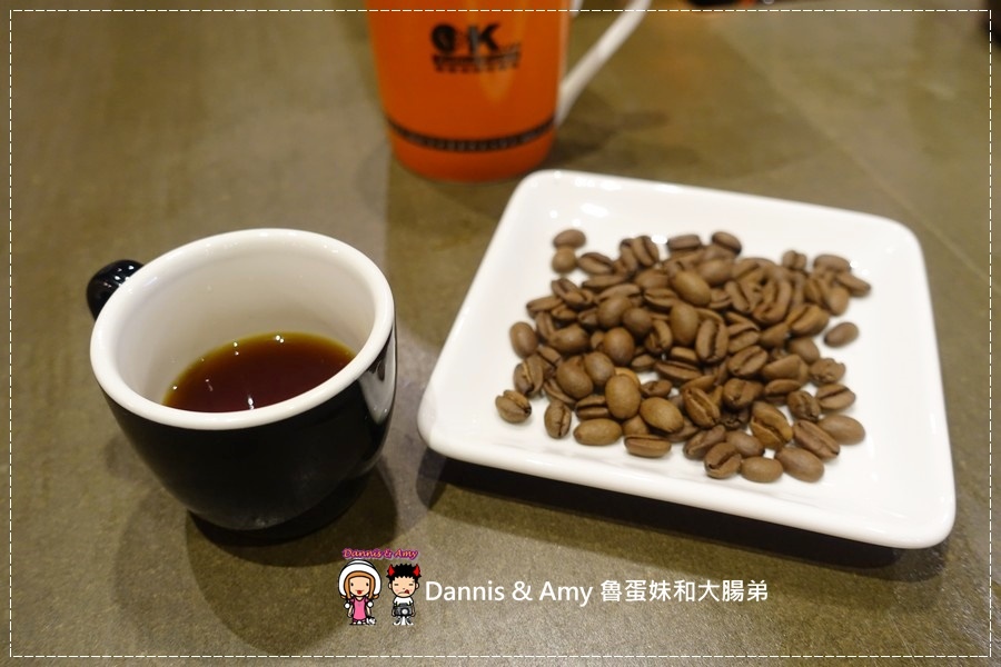 20161110《新竹平價咖啡店》歐客佬精品咖啡旗艦店 -新竹光華店x用銅板價品嚐好咖啡和美味甜點 ︱超奢華世界級藝伎咖啡相遇初體驗（影片） (39).jpg