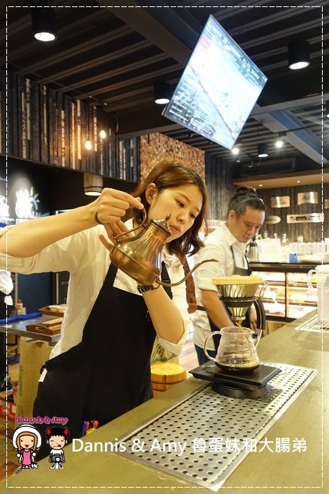 20161110《新竹平價咖啡店》歐客佬精品咖啡旗艦店 -新竹光華店x用銅板價品嚐好咖啡和美味甜點 ︱超奢華世界級藝伎咖啡相遇初體驗（影片） (41).jpg