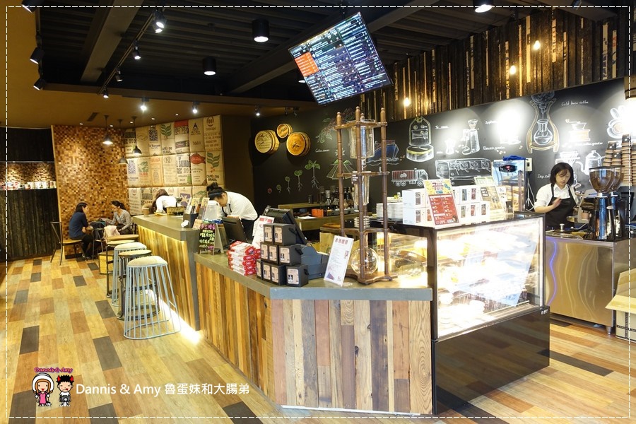 20161110《新竹平價咖啡店》歐客佬精品咖啡旗艦店 -新竹光華店x用銅板價品嚐好咖啡和美味甜點 ︱超奢華世界級藝伎咖啡相遇初體驗（影片） (43).jpg