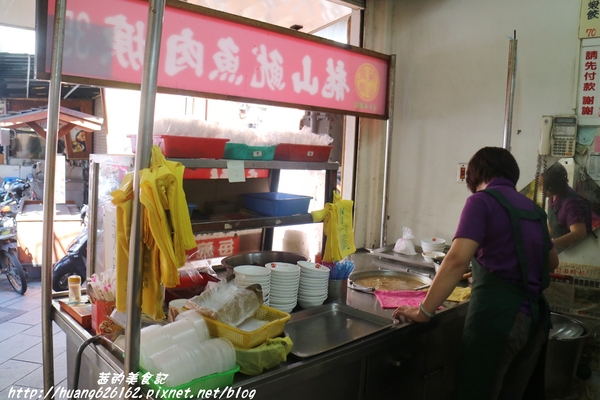 龍山魷魚肉羹：【彰化鹿港鎮】鹿港第一市場必吃美食『龍山魷魚肉羹』滿滿的一碗料才35元~