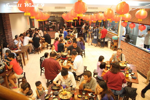 室內滿滿的客人與排隊人潮