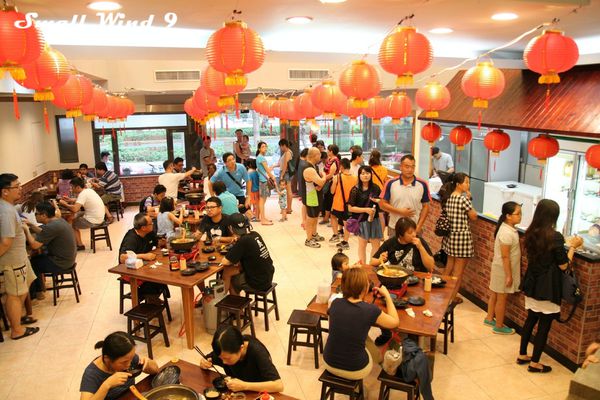 室內滿滿的客人與排隊人潮