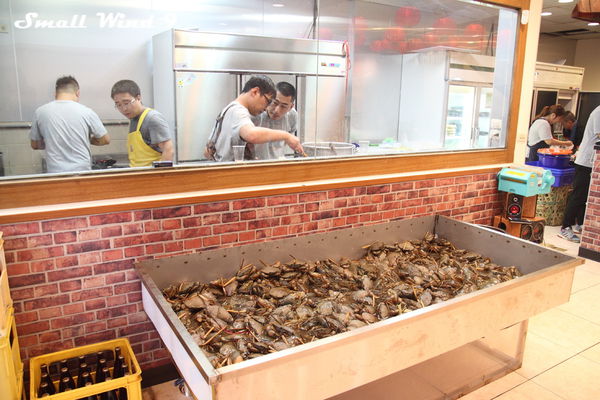 室內廚房完全透明化調配湯料