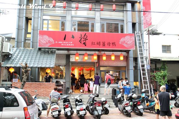 室內室外都是排隊的人潮