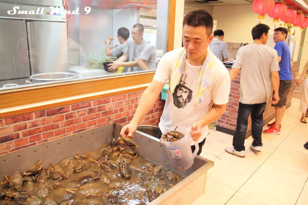 店家要料理時直接到池子裡活捉螃蟹
