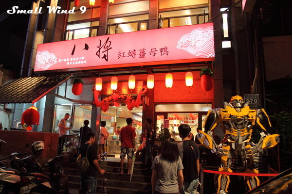 店外有很適合拍照合影的變形金剛