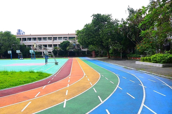 螢橋國小:【台北景點】守護充滿童趣的昆蟲園地&螢橋國小彩虹跑道成為校園美拍的聚焦點