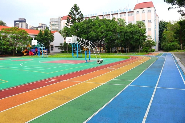 螢橋國小:【台北景點】守護充滿童趣的昆蟲園地&螢橋國小彩虹跑道成為校園美拍的聚焦點