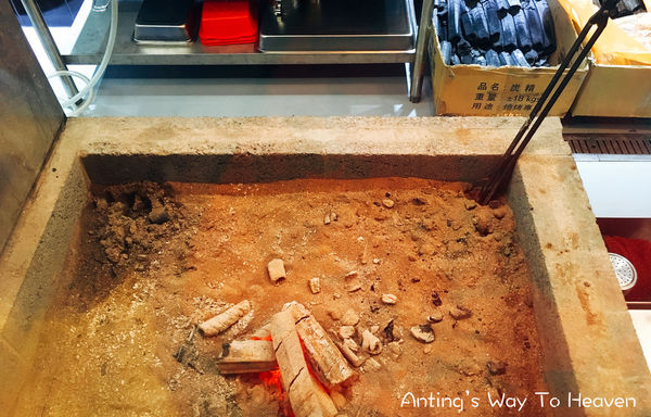 傲鰻天下 店內擺設 炭火.jpg