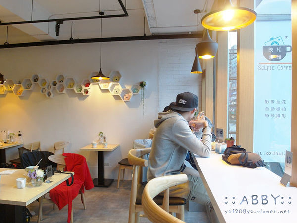 映相咖啡棚拍館 少女心大噴發！台灣CaFace就在台北永康街映相咖啡←全台首家影像列印照片拿鐵 X 自助棚拍館 │東門捷運站7號出口│欸比 拉花咖啡 WIFI 浪漫花牆 魔法學院 哈利波特 造型服飾 拍照景點 拍照聖地 婚紗 (10).jpg